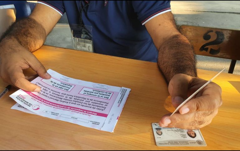 Otros ciudadanos acudieron a la casilla y por no encontrarla abierta desistieron de emitir su voto y se retiraron para irse a trabajar. EL INFORMADOR / G. Gallo