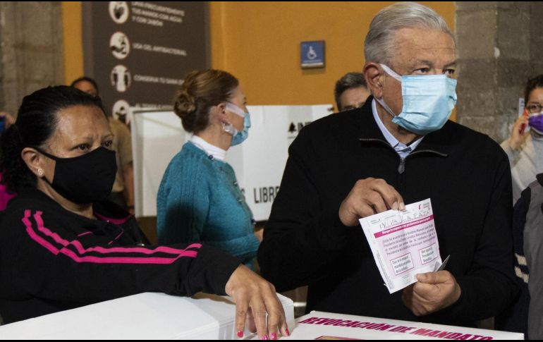 AMLO compartió en redes sociales una fotografía donde se le ve sosteniendo la boleta en donde se lee: “¡Viva Zapata!”. EFE / Presidencia de México