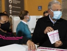 AMLO compartió en redes sociales una fotografía donde se le ve sosteniendo la boleta en donde se lee: “¡Viva Zapata!”. EFE / Presidencia de México