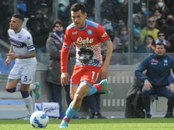 Muy cerca. El delantero mexicano pudo acercar a los napolitanos en el marcador, pero el mexicano fue señalado en posición adelantada. EFE