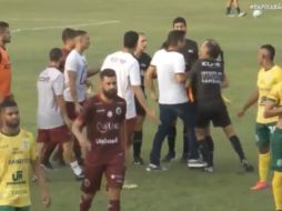 Tras la discusión con el árbitro y cuando ya se disponía a abandonar la cancha, el entrenador Rafael Soriano le dio un cabezazo en el rostro a la jueza de línea, lo que le valió la inmediata expulsión. TWITTER / @deportetotal_bo