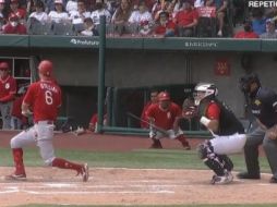 Era la parte alta de la sexta entrada, cuando el bat salió volando y se impactó en la pierna del Manny, que sufrió una fractura por este golpe. TWITTER / @DonMezcal