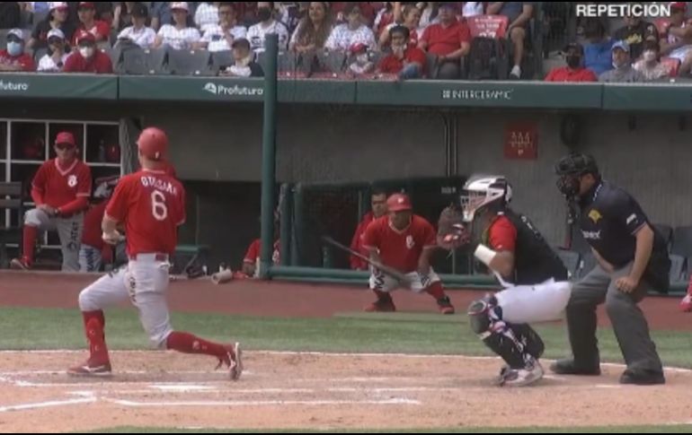 Era la parte alta de la sexta entrada, cuando el bat salió volando y se impactó en la pierna del Manny, que sufrió una fractura por este golpe. TWITTER / @DonMezcal