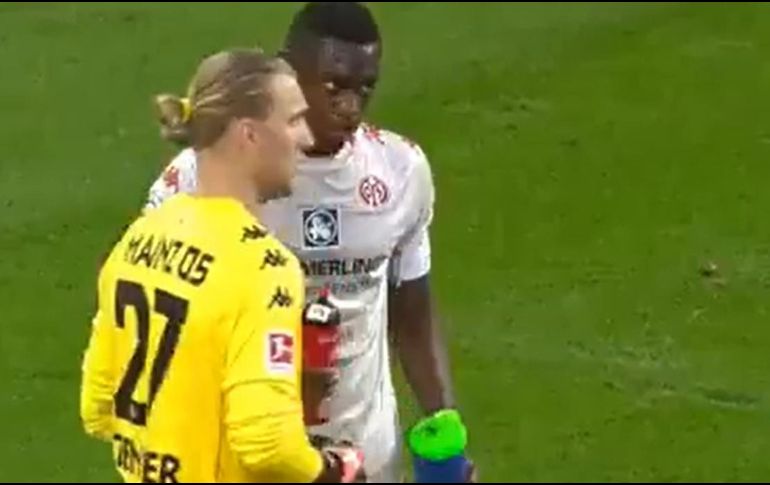 Moussa Niakhité, se volvió el centro de atención luego de que el árbitro detuviera un momento el juego para que él rompiera el ayuno. ESPECIAL