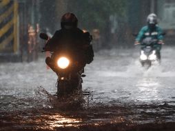 La tormenta, que ha perdido fuerza e intensidad, se encuentra actualmente cerca de la oriental isla de Samar. EFE / M. Cristino