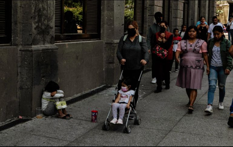 María y su hermana Dulce cantan afuera del Supremo Tribunal de Justicia para recibir las monedas que les dan las personas al paso. EL INFORMADOR/A. Gallo