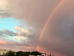 El arcoíris que apareció esta tarde brindó una bella estampa a las tardes tapatías. ESPECIAL
