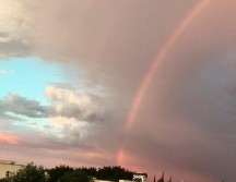 El arcoíris que apareció esta tarde brindó una bella estampa a las tardes tapatías. ESPECIAL