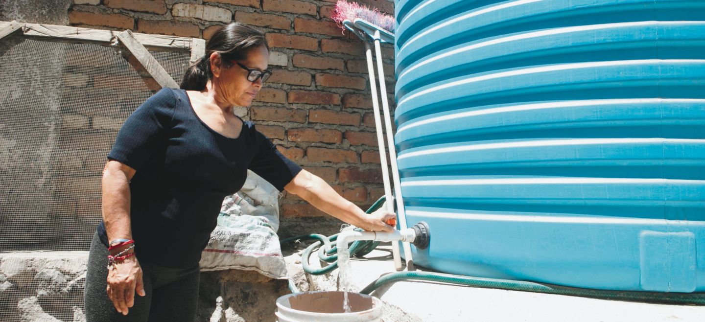 APOYO. Ana Luz Aguilar fue una de las beneficiarias del programa “Nido de Lluvia”. A nueve meses de la instalación del equipo, ella ha aprovechado para guardar el líquido. “No lo tenemos vacío porque luego vienen los tandeos y nos quitan el agua, así sabemos que ahí tenemos un poquito y ya no nos preocupamos tanto. Nos ha funcionado muy bien tener el ‘Nido de Lluvia’, además de que tratamos de ahorrar mucho para que nos dure más, por ejemplo, al bañarnos no dejamos que el agua se tire, la juntamos y la usamos después”, compartió la vecina de la Colonia Mesa Colorada, en Zapopan. El Informador/ G. Gallo