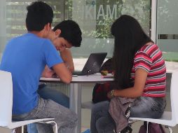 El apoyo económico de la beca Jóvenes Escribiendo el Futuro se entrega directamente al estudiante mediante una tarjeta bancaria. AFP / ARCHIVO