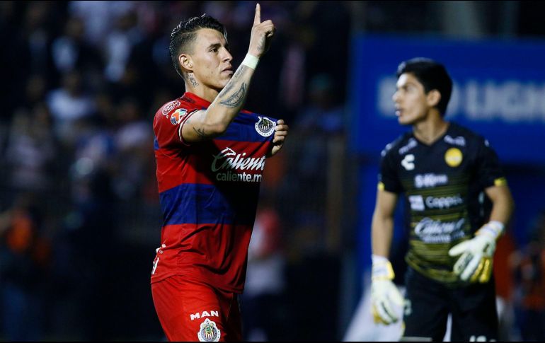 Cristian Calderón es uno de los últimos egresados del Atlas que se han vestido con la camiseta de las Chivas, y también fue criticado por besar el escudo del Guadalajara a la primera oportunidad. IMAGO7