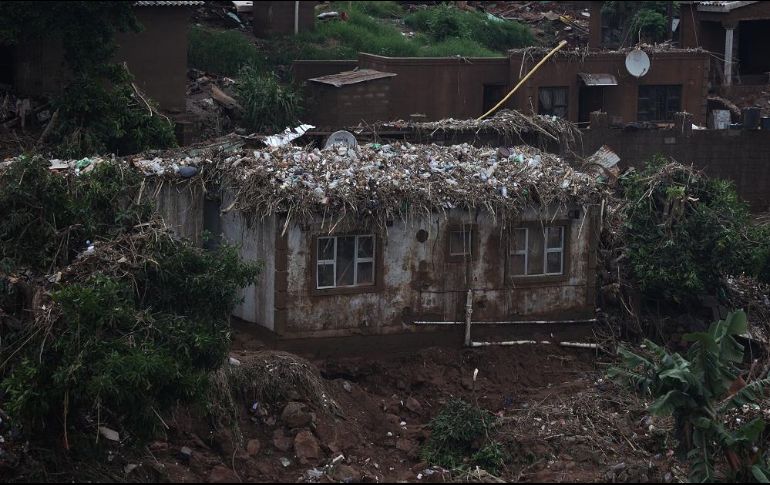 Las lluvias intensas han dejado un paisaje de destrucción, con puentes derrumbados, deslizamientos de tierra y carreteras sumergidas. EFE