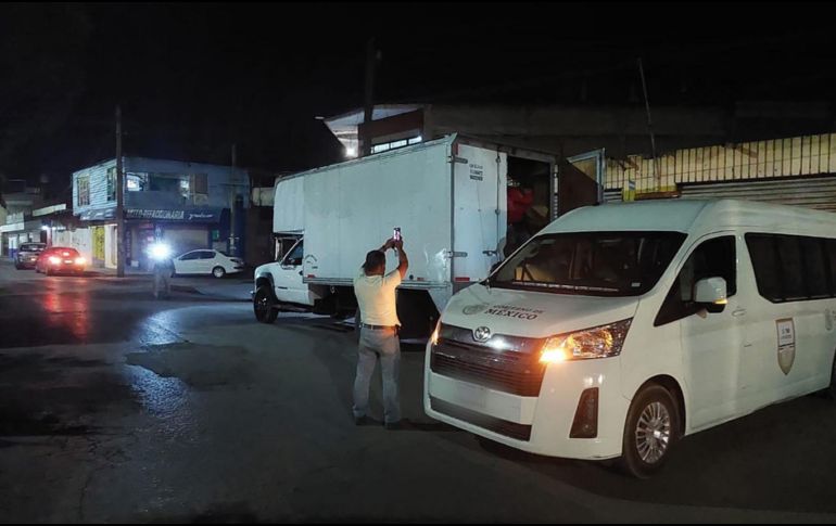 Los agentes hallaron en el interior de la caja a 14 mujeres mayores de edad originarias de Guatemala y a 36 hombres adultos de distintas nacionalidades. EFE / Instituto Nacional de Migración