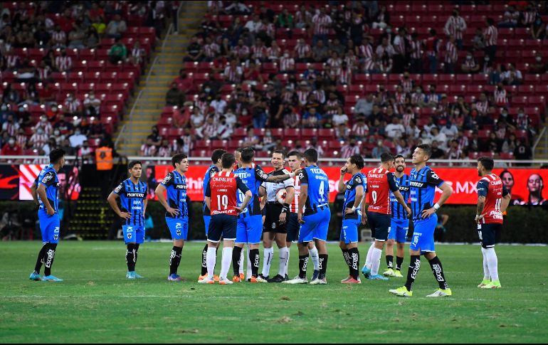 En dos ocasiones detuvo el partido el árbitro y para la tercera decidió dar por terminado el encuentro. IMAGO7