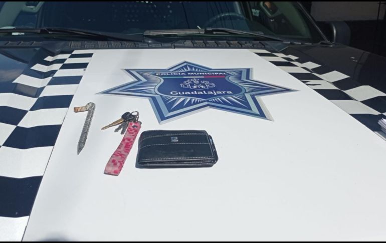 Los uniformados detuvieron al hombre, y luego de una revisión le aseguraron la cartera del afectado. ESPECIAL /