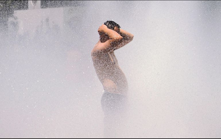 Es en la década de los años noventa, autoridades recomendaron evitar la tradición de mojarse en Sábado Santo, debido a la escasez, cortes y tandeos de agua. AFP / ARCHIVO