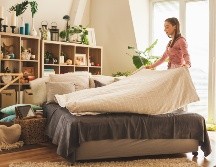 Cuando buscamos una mayor sensación de frescura en nuestra cama, las sábanas de tejidos de fibras naturales como el algodón y el lino son la mejor opción. ISTOCK GETTY IMAGES/Slobodan Vasic