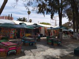 Comerciantes opositores regresaron al malecón a colocar sus toldos y lonas, los cuales se prevé, sean retirados de nuevo. ESPECIAL