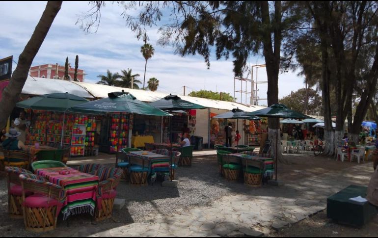 Comerciantes opositores regresaron al malecón a colocar sus toldos y lonas, los cuales se prevé, sean retirados de nuevo. ESPECIAL