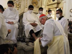 Caminando, en silla de ruedas, con andadera o bastón, los fieles seguían llegando aún pasada la media hora de haber comenzado la misa. EL INFORMADOR / A. Camacho