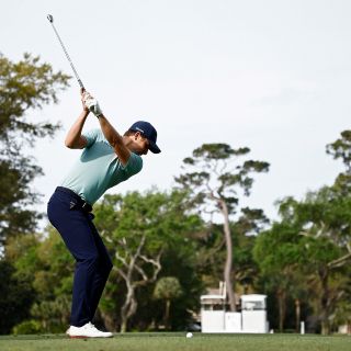 Carlos Ortiz se rezaga en el sitio 71; Cameron Young domina