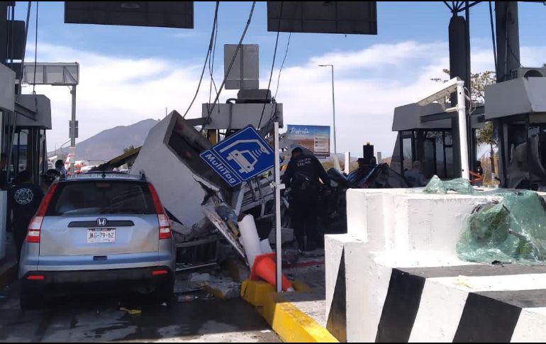 La tarde de ayer un tráiler cargado con varias toneladas de acero no frenó y se impactó con al menos cinco vehículos que esperaban para pagar en la caseta. Facebook / Protección Ciudadana y Bomberos de Nayarit