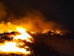 Bomberos apagan incendio en tiradero de Zapopan