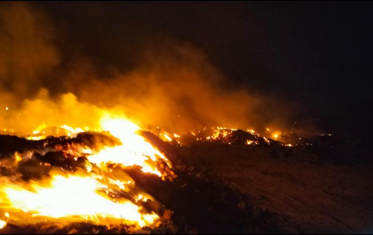 En el lugar trabajaron 16 Bomberos, 3 pipas, una motobomba, un camión de rescate y una ambulancia. ESPECIAL / Protección Civil de Zapopan