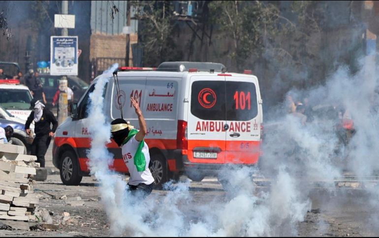 Decenas de jóvenes alborotadores encapuchados 