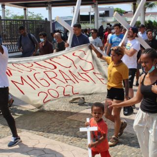 Semana Santa 2022: Migrantes representan el viacrucis en Chiapas antes de salir en caravana