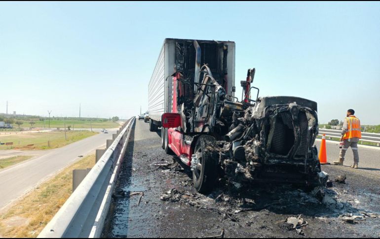 Los bloqueos que mantenían decenas de choferes en el puente de Reynosa-Pharr concluyeron luego que cuatro unidades fueron quemadas. SUN