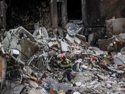 Civiles luchan en equipo por rescatar lo poco que queda de los edificios destruidos por las bombas. EFE/M. Gutiérrez