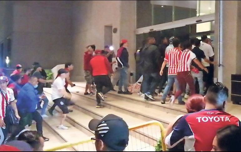 Un grupo de aficionados rojiblancos realizaron destrozos en el hotel donde Chivas se concentra previo al juego contra Cruz Azul. SUN/O. Torres
