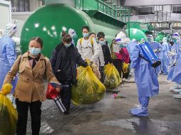 Pacientes que superaron la enfermedad salen de un hospital provisional en Shanghái. XINHUA/D. Ting