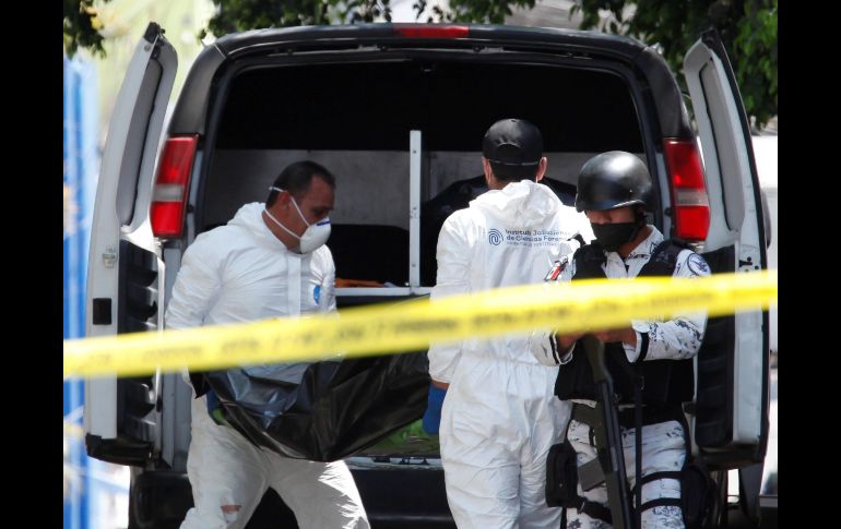 Peritos del IJCF realizan las diligencias correspondientes y trasladaron los cuerpos de las víctimas para realizarles la autopsia de ley. EFE / ARCHIVO