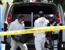 Peritos del IJCF realizan las diligencias correspondientes y trasladaron los cuerpos de las víctimas para realizarles la autopsia de ley. EFE / ARCHIVO