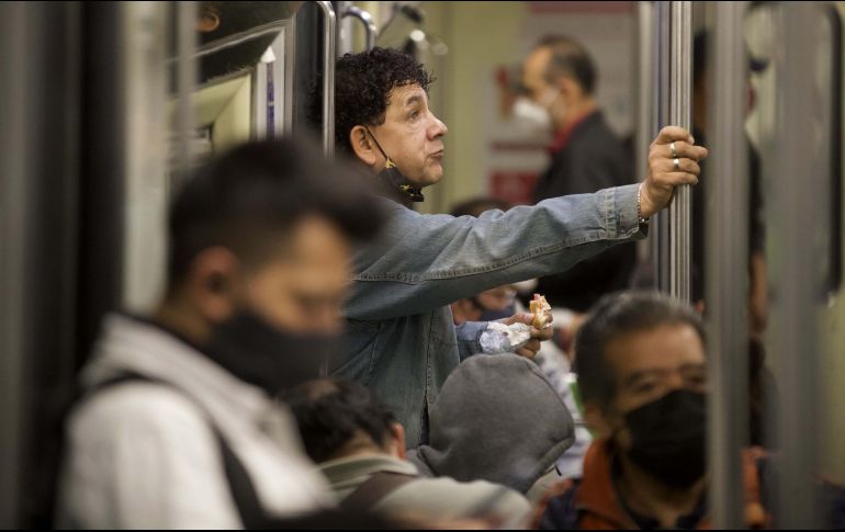 Un usuario del Metro dio muestra de honestidad, al encontrar un fajo de billetes en una de las escaleras de La Viga de la Línea 8 y entregarla al inspector jefe de estación en turno. SUN / ARCHIVO