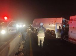 El vehículo se impactó con el muro de contención y posteriormente se volcó sobre la vialidad. CORTESÍA / Protección Civil Jalisco.