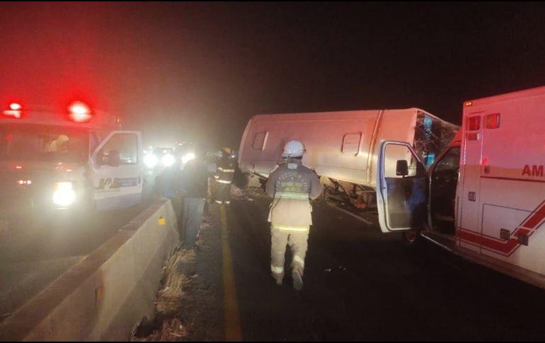 El vehículo se impactó con el muro de contención y posteriormente se volcó sobre la vialidad. CORTESÍA / Protección Civil Jalisco.