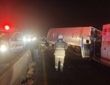 El vehículo se impactó con el muro de contención y posteriormente se volcó sobre la vialidad. CORTESÍA / Protección Civil Jalisco.