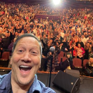 Rob Schneider y su esposa Patricia asisten al concierto de Luis Miguel