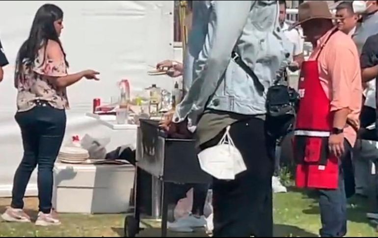 Diputados del PRD incluso llegaron con bracero, carbón y la clásica carnita para asar en los jardines del recinto. ESPECIAL/CAPTURA DE VIDEO