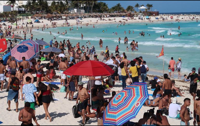 Visitantes nacionales son los principales paseantes a las playas de Quintana Roo en vacaciones de Semana Santa y Pascua. EFE/A. Cupul