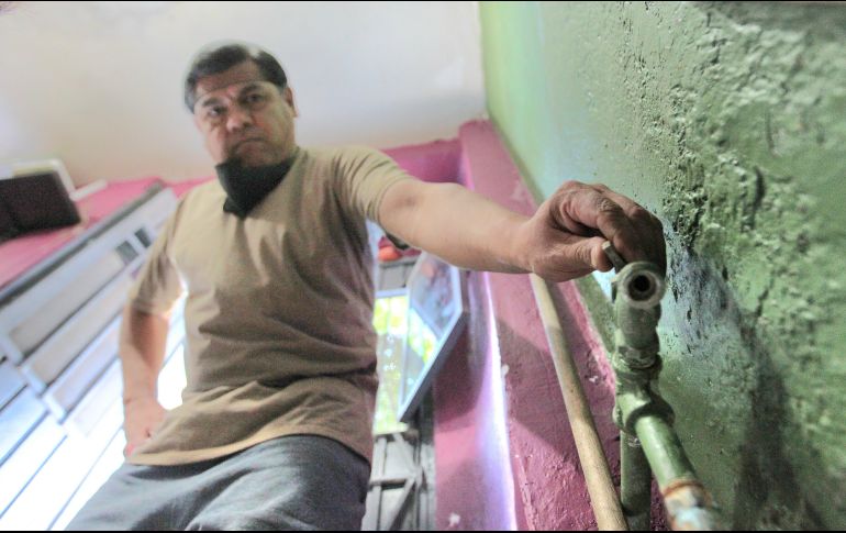 Gabriel Hernández, quien es dueño de una lonchería, manifestó que en estos días santos han tenido que reducir el uso del líquido en su hogar. EL INFORMADOR/A. Camacho