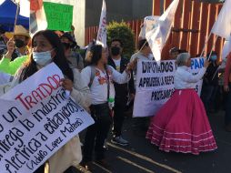 Los asistentes, en su mayoría de la tercera edad, portan carteles a favor de la reforma eléctrica y banderas blancas. SUN / D. Simón