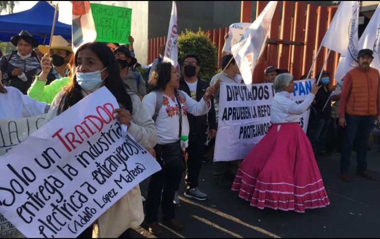 Los asistentes, en su mayoría de la tercera edad, portan carteles a favor de la reforma eléctrica y banderas blancas. SUN / D. Simón