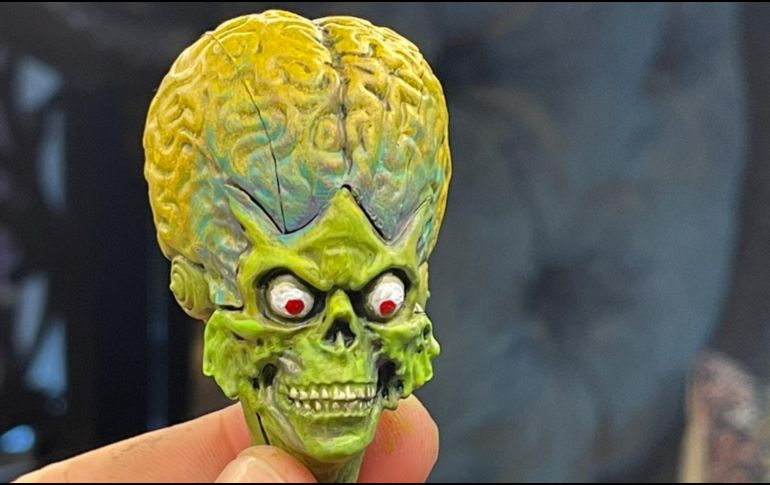 Guillermo del Toro causó furor con la pequeña figura del marciano que elaboró este domingo. TWITTER/@RealGDT