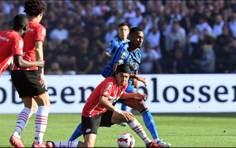 Gutiérrez fue jugador clave para el triunfo del PSV, pues fue quien encabezó la remontada en el estadio De Kuip de Rotterdam. EFE / O. Kraak
