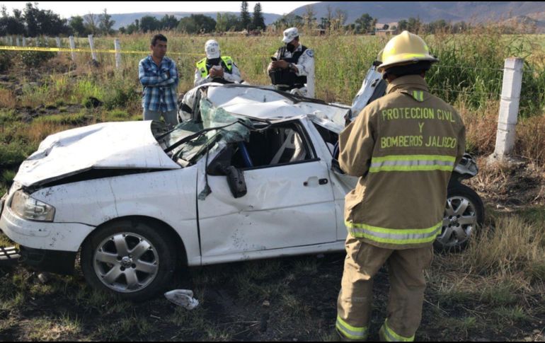 Un vehículo compacto Volkswaguen blanco, con placas del Estado de México volcó y salió de la cinta asfáltica, terminando sobre la lateral de la autopista. CORTESÍA / UEPCBJ