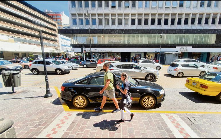 INCUMPLEN. Seis de cada diez folios fueron a vehículos estacionados en doble fila o lugares prohibidos. EL INFORMADOR/ A. CAMACHO